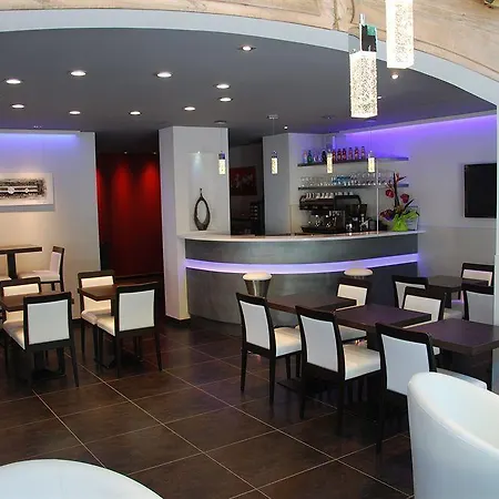 Foch Hotel 3*